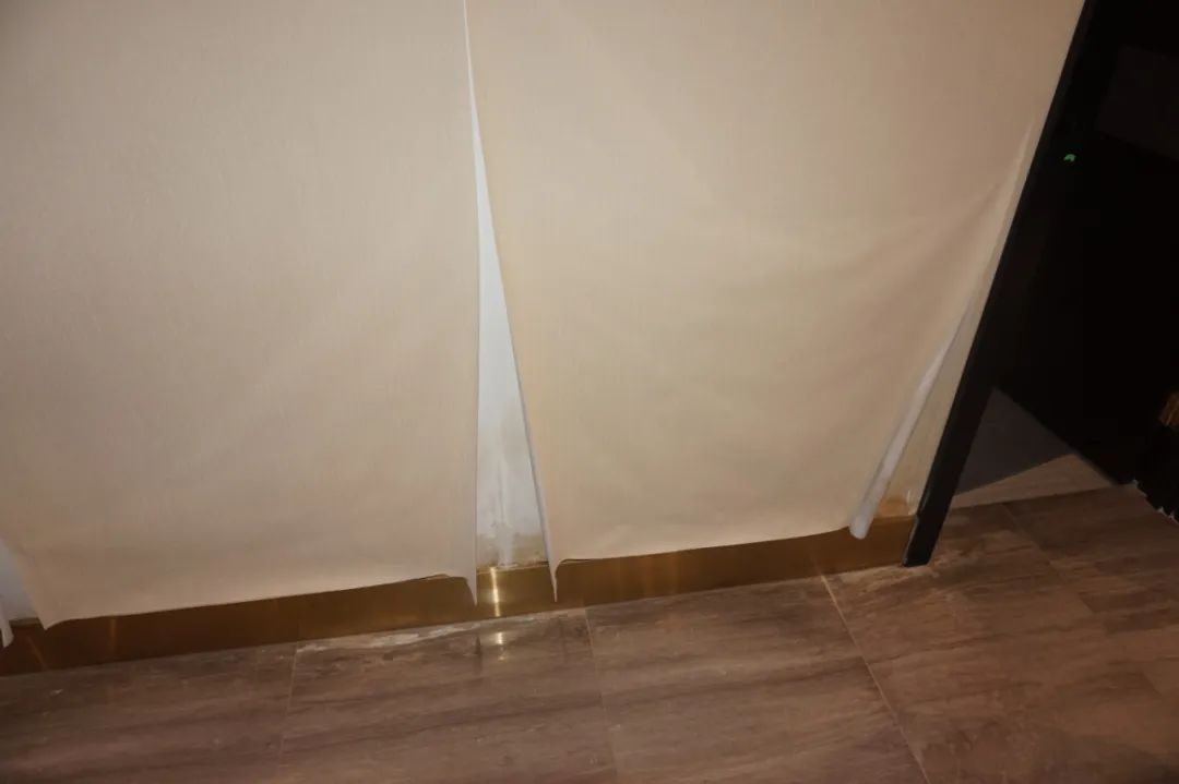 楼上漏水保修期8年未到属谁负责,楼上防水导致漏水谁赔偿