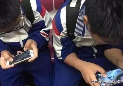 对学生玩手机的忠告,到底要不要给小学生偶尔玩手机