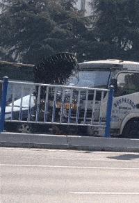 姑娘这么可爱竟然当保安，大叔都忍不住多看两眼，太屈才了: