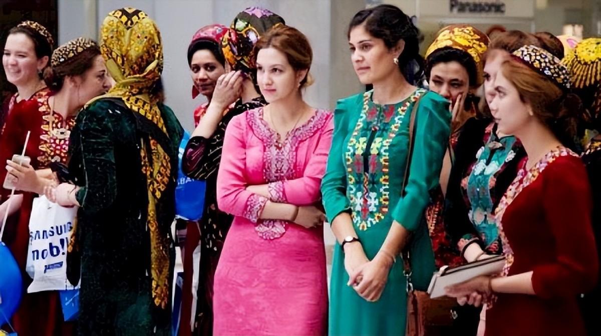 亚洲唯一中立国，水电免费汽油仅一毛，这个国家为何能闷声发大财