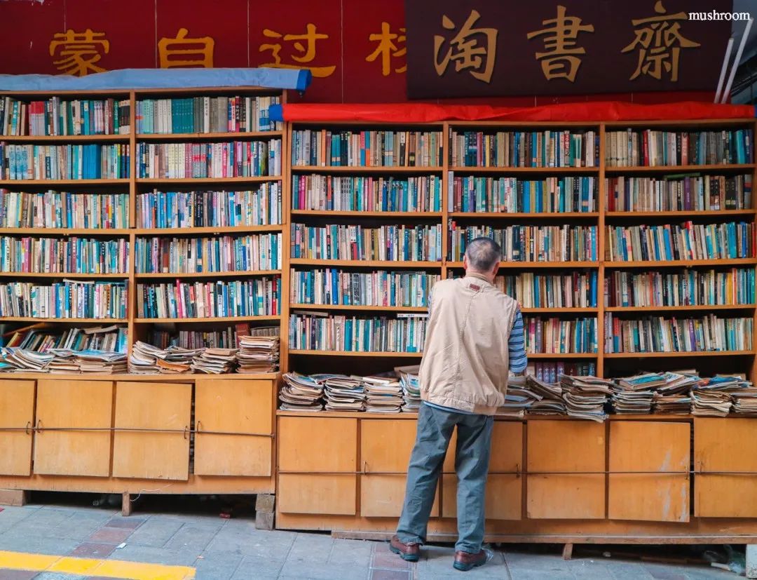 4月28日，玛塞城逛首届“四川乡邦文献展”