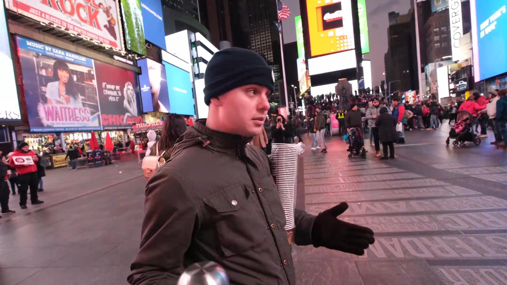 美国小伙觉得中国食物难吃，便用胡辣汤街头实验，结果被路人疯抢