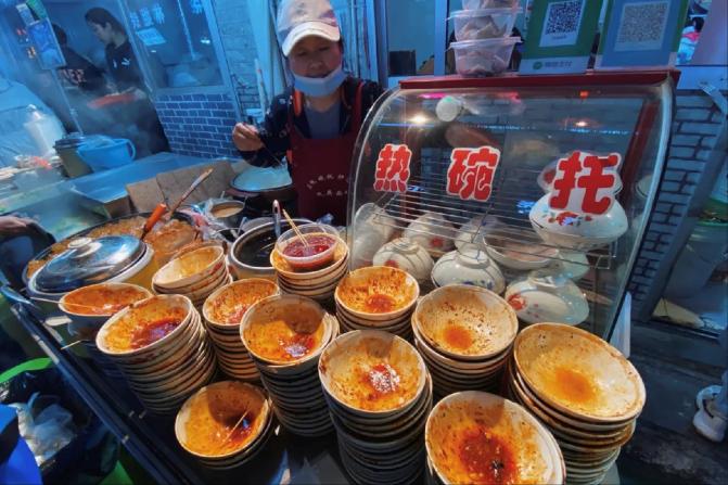 假期被大鱼大肉“齁”到了？快来小吃街换换口味吧