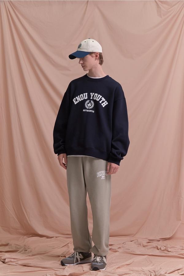 “卫衣+运动裤”很适合春天，这样搭潮流简便，不会穿也能驾驭