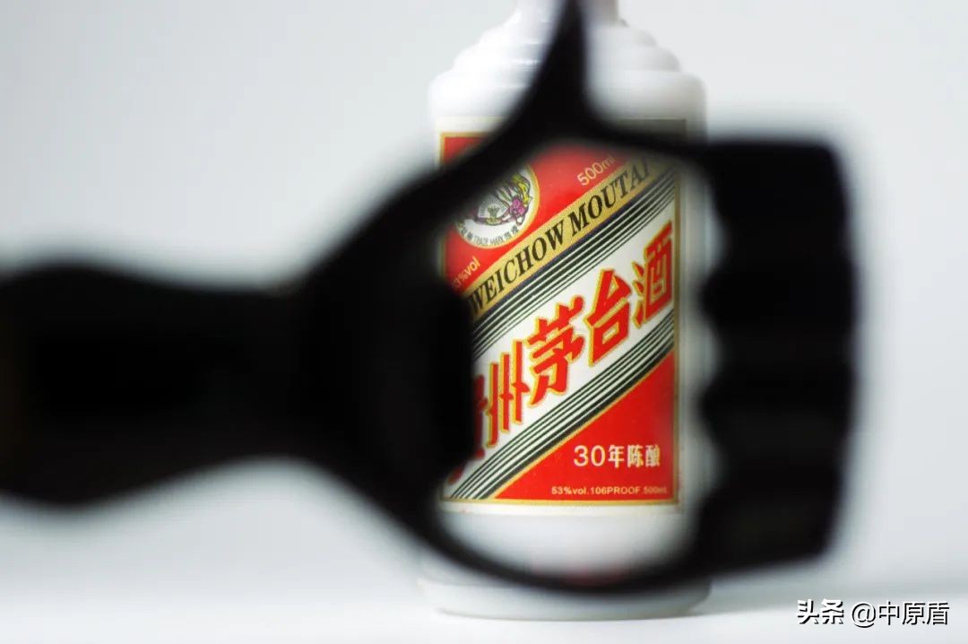 男子用监控偷拍女子,男子利用监控偷拍