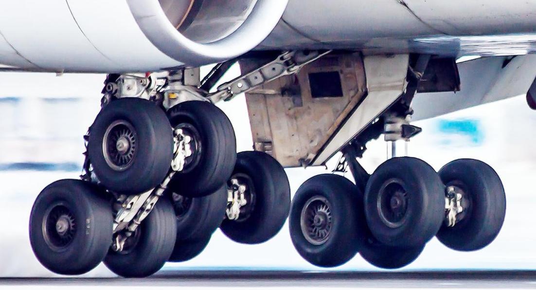 如何维护飞机轮胎以应对极重着陆,飞机着陆轮胎原理