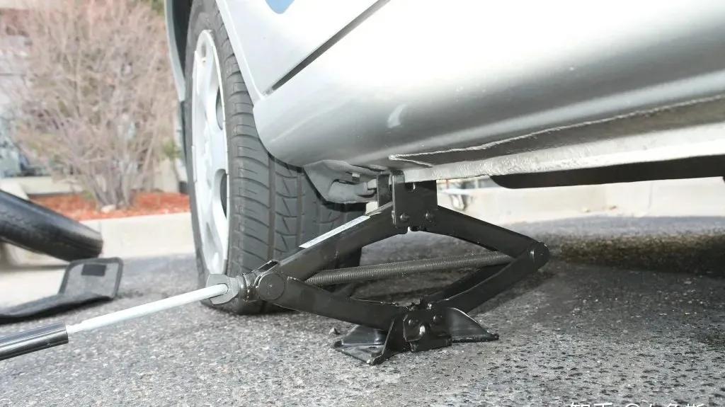 车胎没气了没有备胎救援怎么用,车胎没气了没有备胎