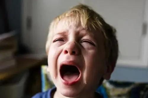 孩子爱哭大喊大叫乱发脾气怎么管,孩子总是大喊大叫暴躁易怒