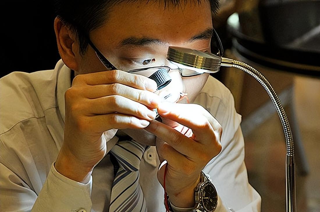 一老人在粮库放老鼠夹时捡到个金牌，儿媳妇:别声张，拿去打耳环