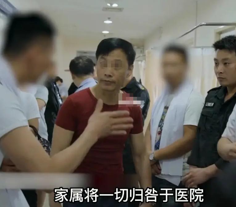 7岁男孩就医医生坠楼,7岁男童感冒去世医生跳楼