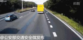 2名南水男子开上鹤港高速后，突然将车停在岔道口，随后关掉了大灯没了动静！