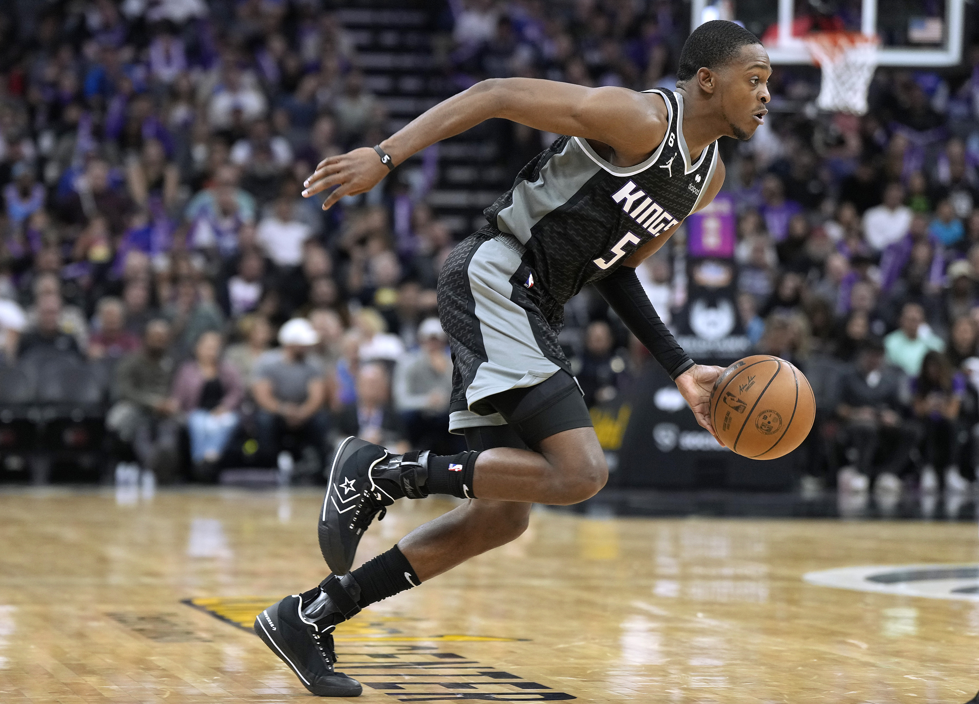 福克斯末节12分胜快船,nba关键先生福克斯