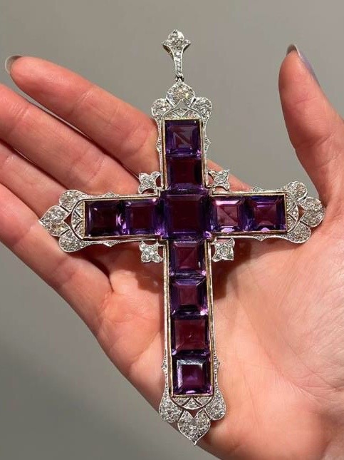 戴安娜天鹅湖项链套装拍卖 (戴安娜为什么要卖掉20件王室礼服)