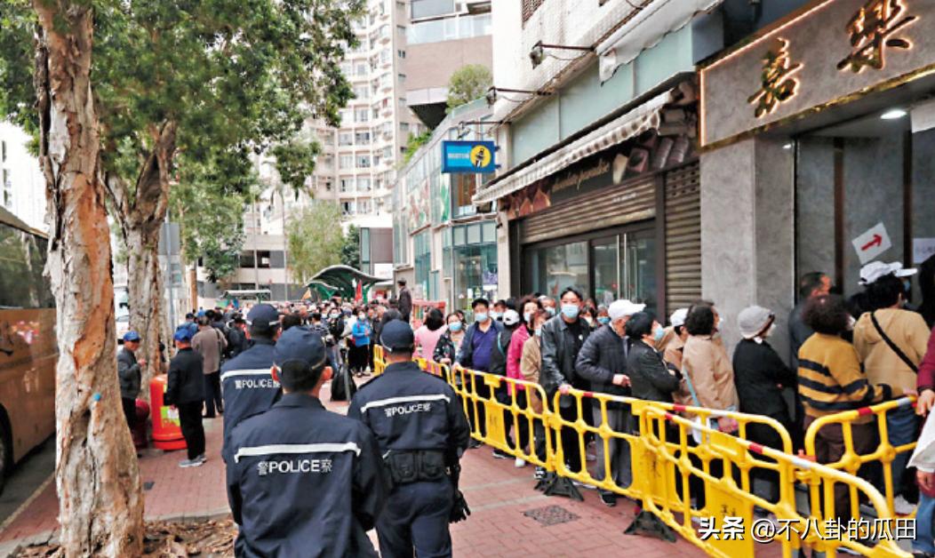 内地游客在香港街头吃饭,内地游客在香港吃饭蹲在地上