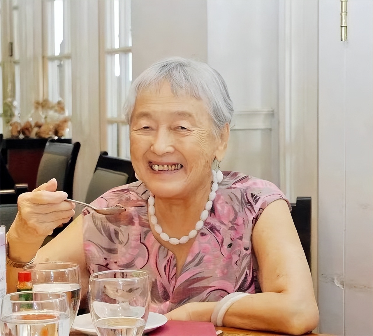 32岁小伙与8旬外国富婆同居两年，靠嘴甜吃软饭，欲骗富婆2亿遗产