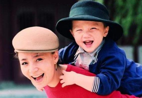 英如镝妈妈梁欢和宋丹丹,梁欢的老公是谁