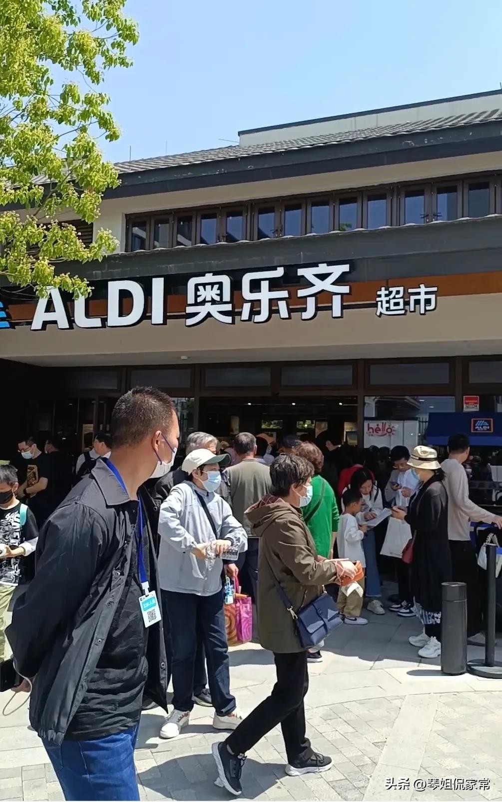 上海住家保姆包吃住一个月多少钱,上海住家带小孩保姆工资多少