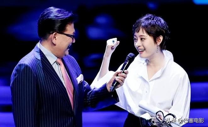 赵丽颖眼睛发炎上台领奖侧面照片,赵丽颖领奖神图高清照片