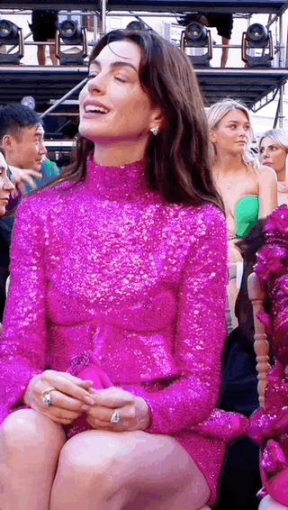 安妮海瑟薇红发造型亮相,安妮海瑟薇芭比粉色晚礼服