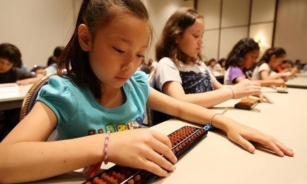 内蒙6岁天才女孩特招入伍,蒙古6岁女孩破格入伍