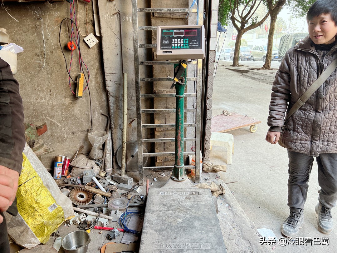 火了!小学肄业大叔靠收废品赚取重庆几套房几辆车,真是很励志