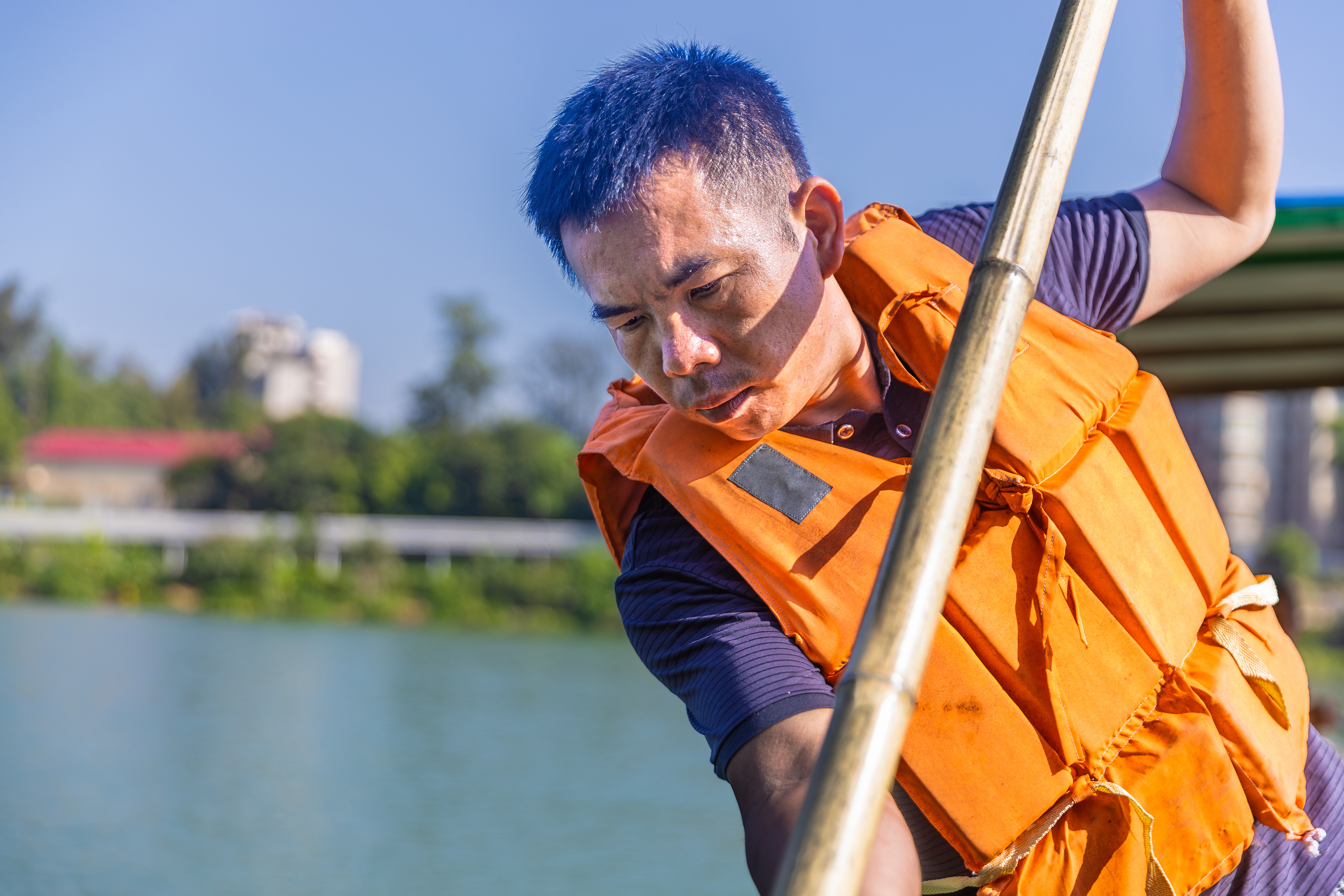 三元：烈日下的沙溪河“清道夫”汗水浸透衣衫，守护“一汪碧水”