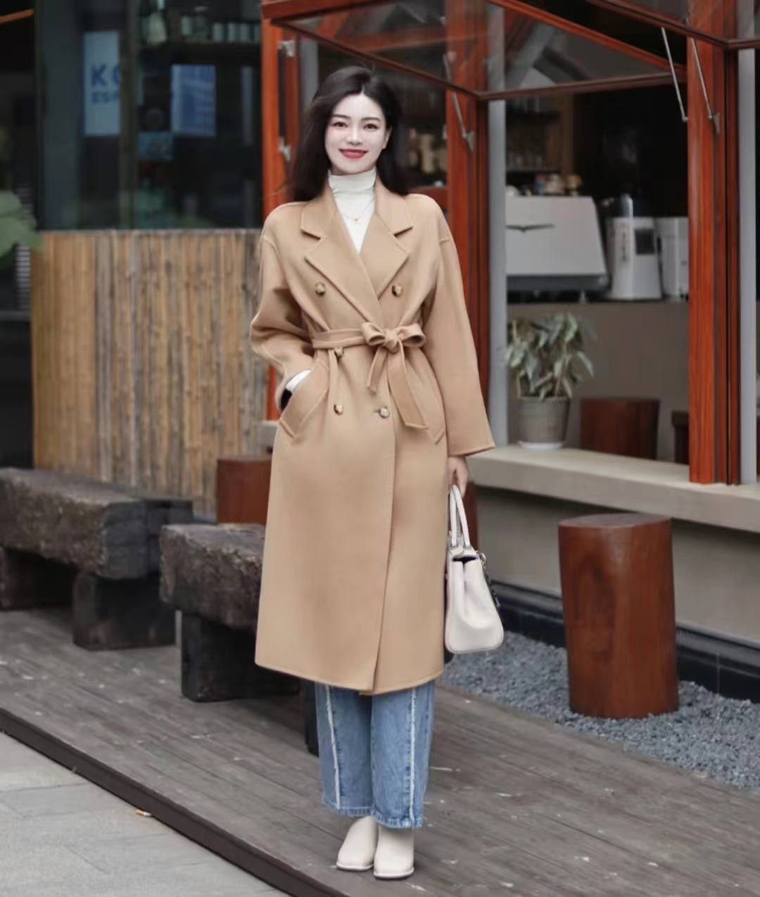 驼色大衣打底配什么颜色显高级,怎样选驼色大衣高级