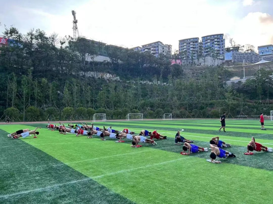 江北中学足球队在2023北碚区校园足球联赛中再夺中学组冠军