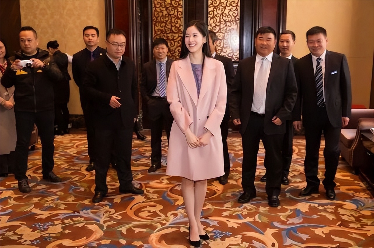 章泽天的成长史,章泽天从小就有野心