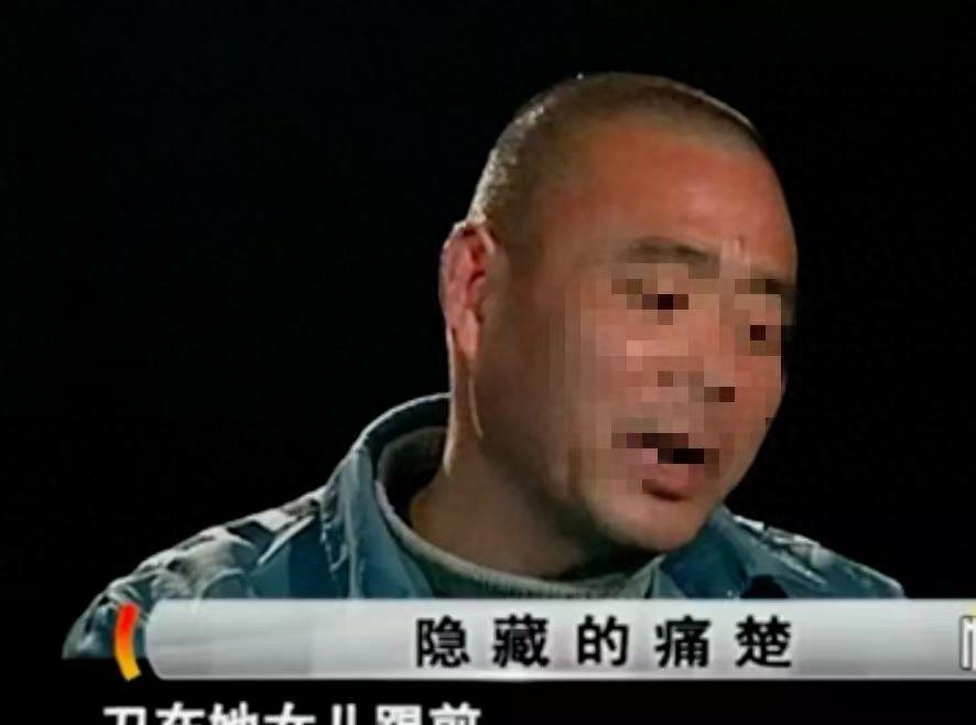 男子和妻子嬉戏打闹,男子和妻子打闹不料摔倒