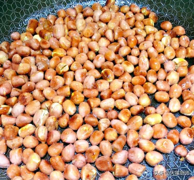 炒花生米不放油怎么又酥又脆,怎么干炒花生米不放油也不糊