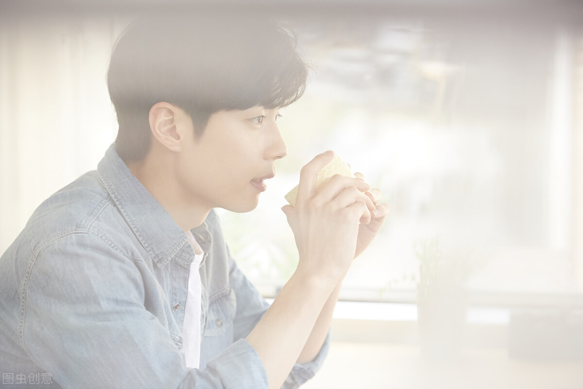 追女生男生应不应该主动,追女生情人节送什么礼物