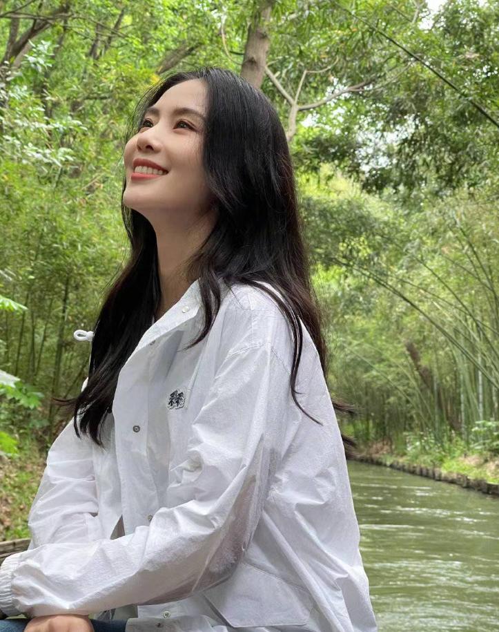 刘诗诗出席活动休闲运动穿搭,刘诗诗一袭粉裙优雅精致