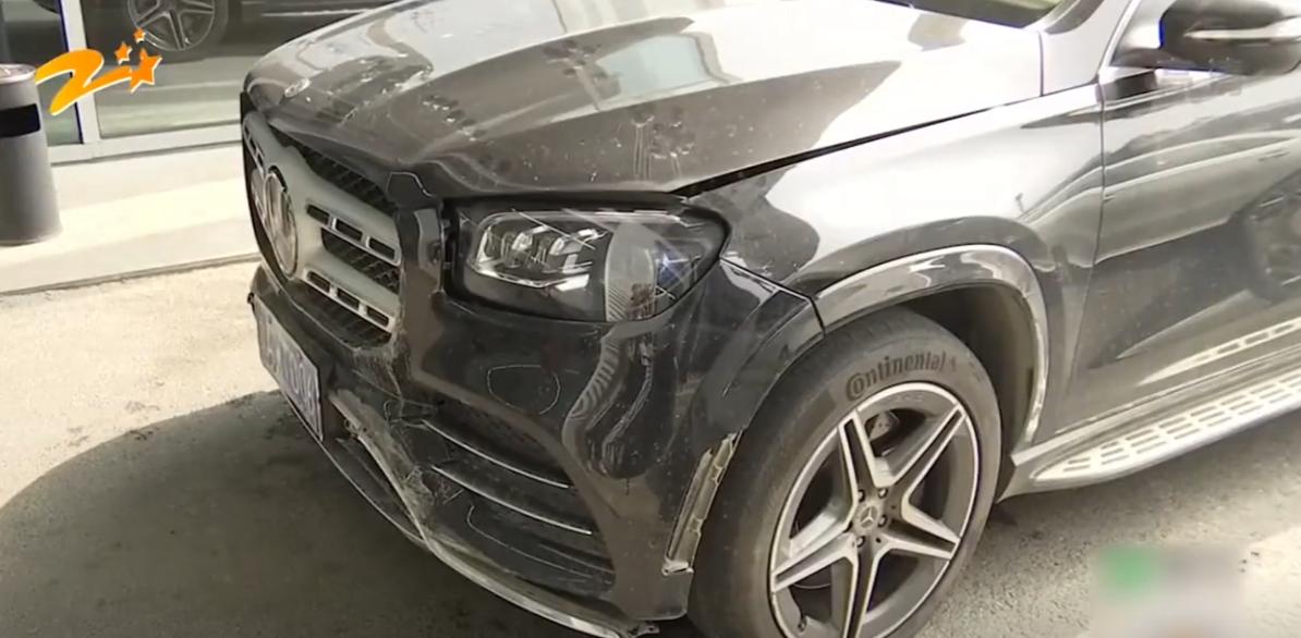 快递员撞奔驰车后续,送快递撞了车公司给赔钱吗