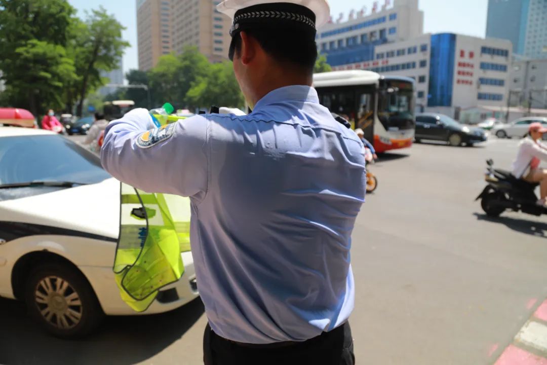 高温遇到警察的图片,高温下他们仍在坚守训练