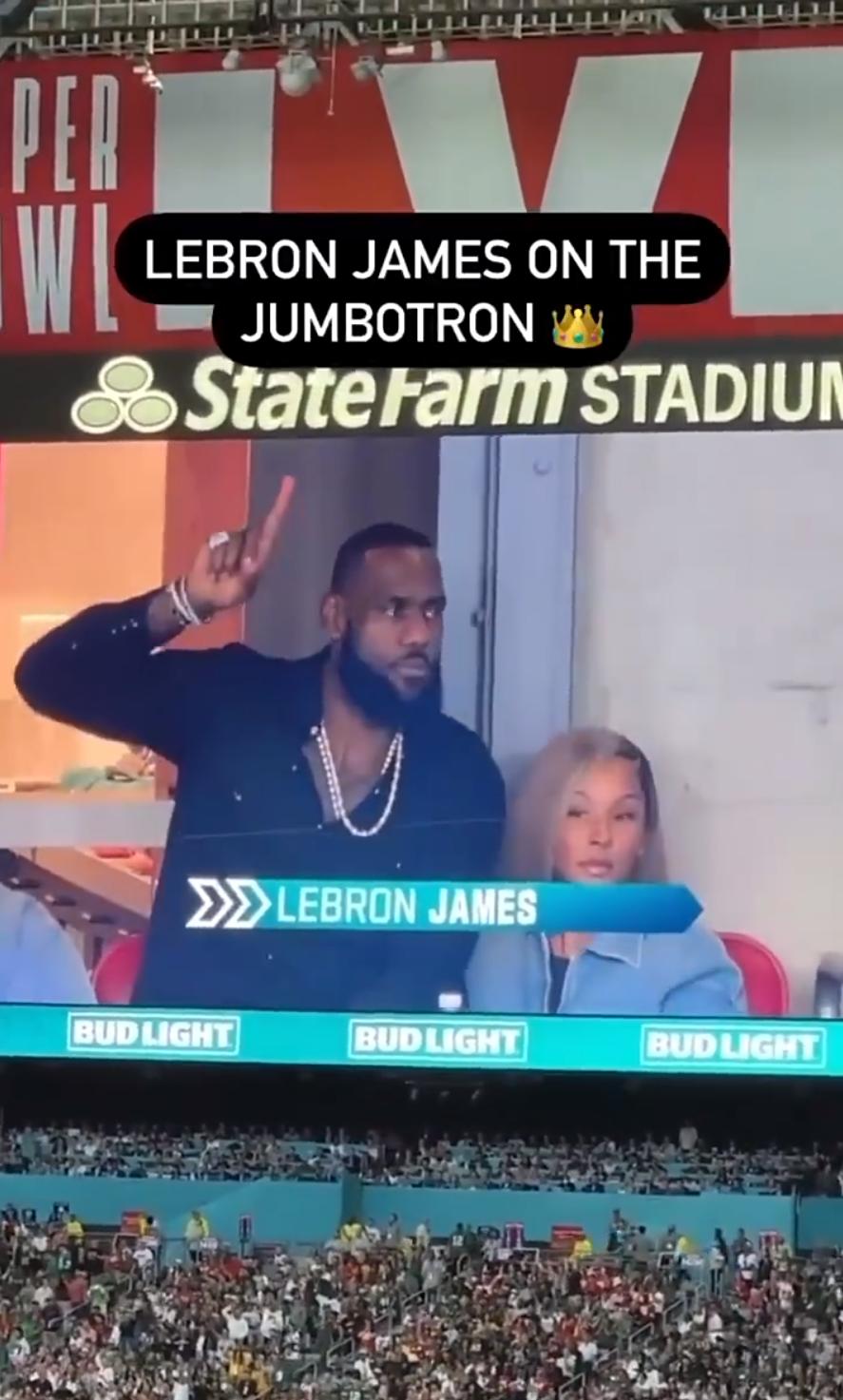 霸气!詹皇超级碗看球被费城球迷抱以嘘声,为自己佩戴王冠回应