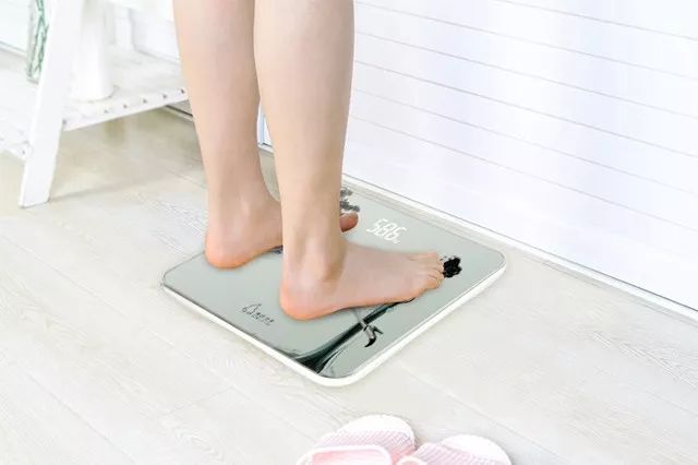 走多了膝盖疼，咋回事儿？用这几招，膝盖不再疼