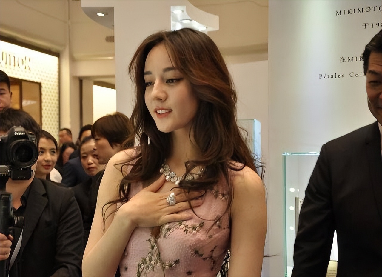 金星说走红毯穿深v,金星吐槽深v抹胸装