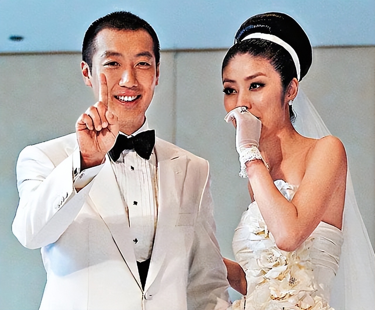 50岁陈慧琳现身酒吧,陈慧琳近照短裙配丝带鞋