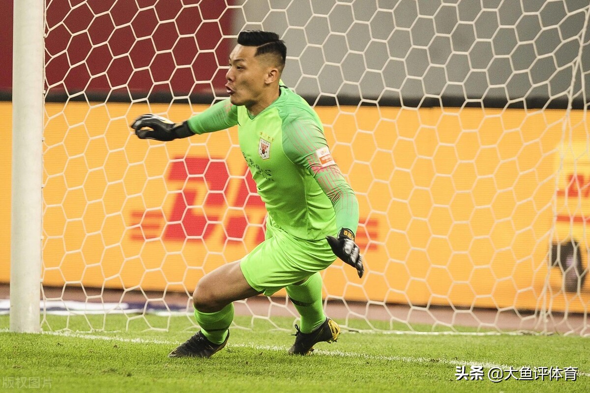 众望所归，李霄鹏担任男足主教练，国足以泰山阵容开启重建之路