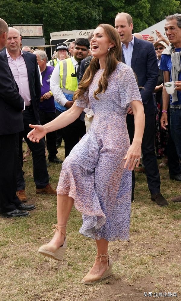 凯特王妃穿碎花裙美,凯特王妃足球视频