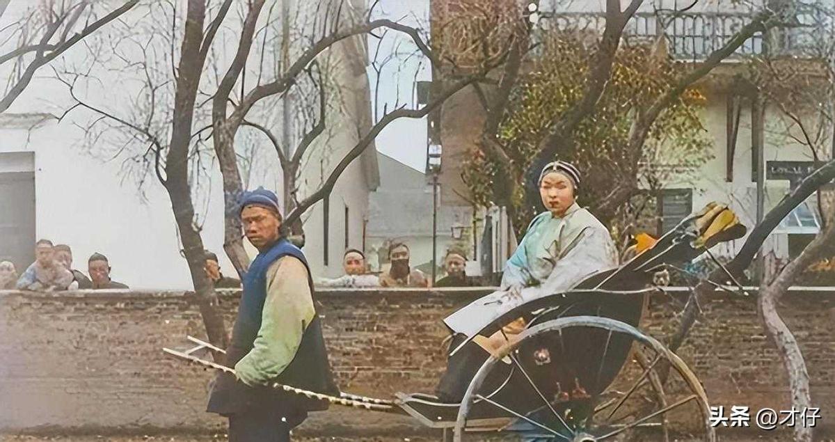 1900年，北京富户人家，服饰臃肿华美，精神状态很佳