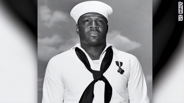 小鹰号种族冲突,小鹰号航母遇到风暴