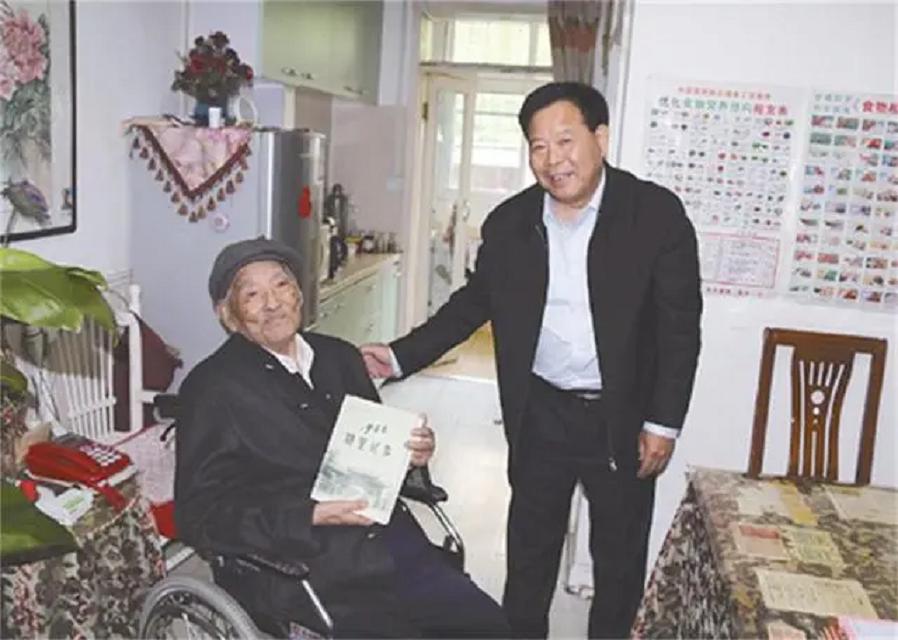 52年毛主席游孔庙，对旁人打趣地说道：我考考你们，孔子姓什么？