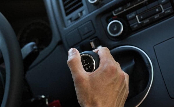 开手动挡车上坡老是熄火教程,开手动挡车上坡的正确方法