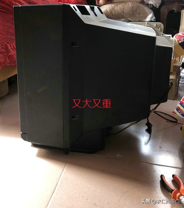 一台老古董电视机,20多年的古董电视换上新电视
