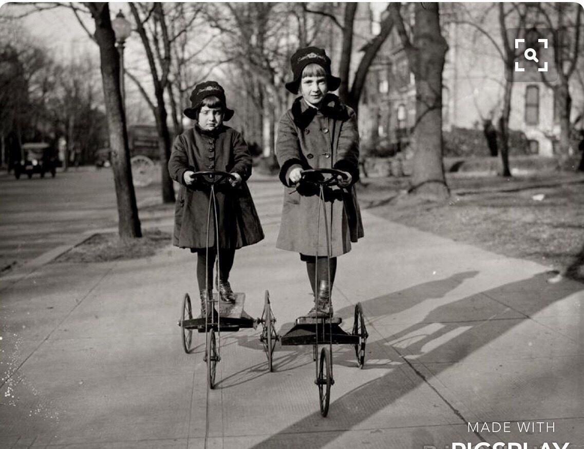 高清老照片：旗人格格大腿岔开豪放洗衣，地主三妻四妾不输女明星