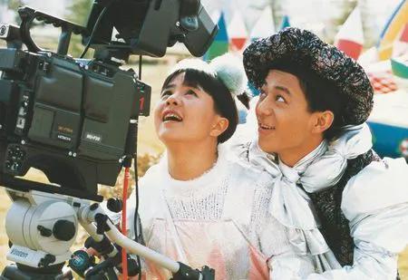 17年努力护着4个兄弟姐妹，最后却都离他而去，何炅老了，也累了