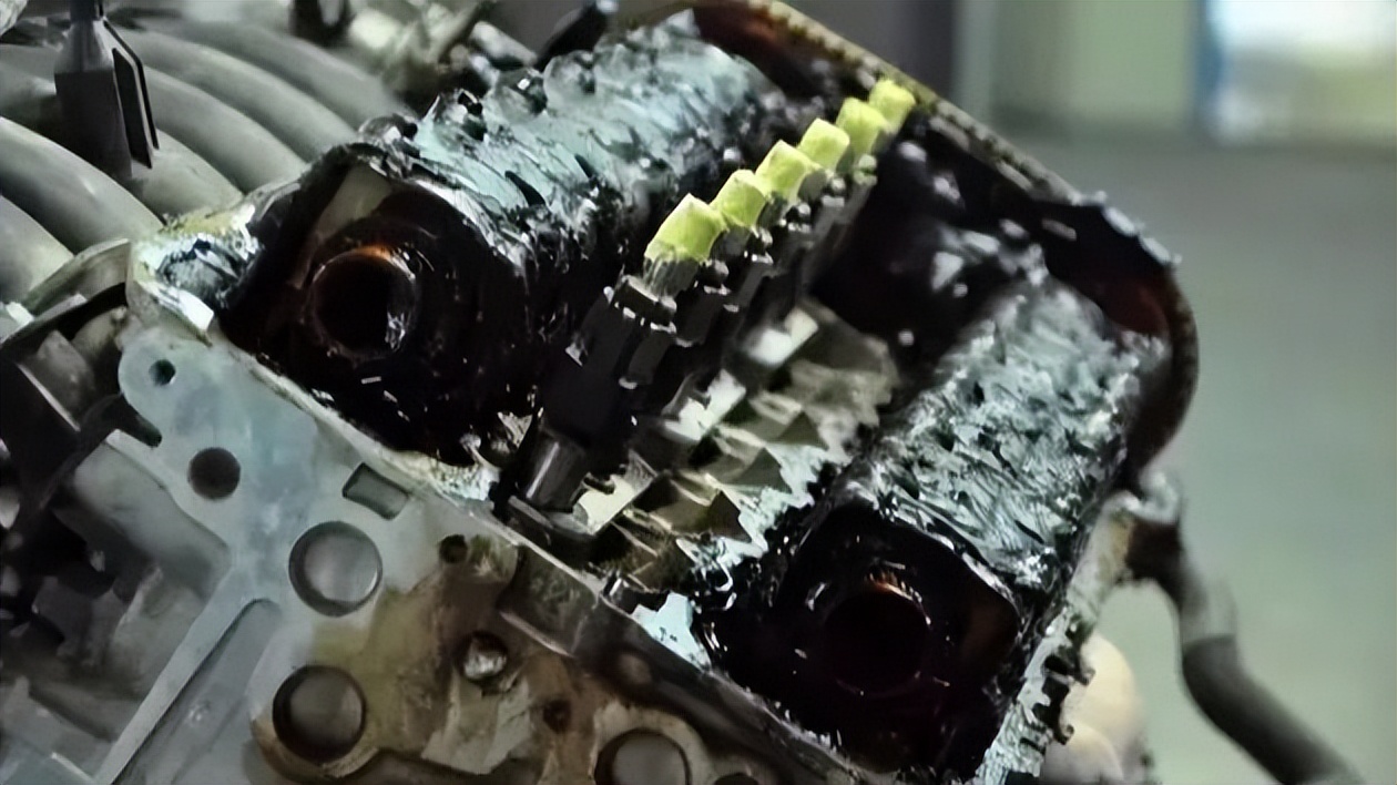 发动机油泥形成的部位,发动机油泥过多就报废了吗