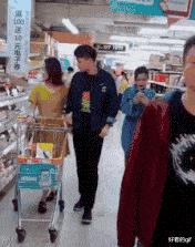 “帮表弟理发，不小心碗歪了，这下可咋办？”哈哈哈